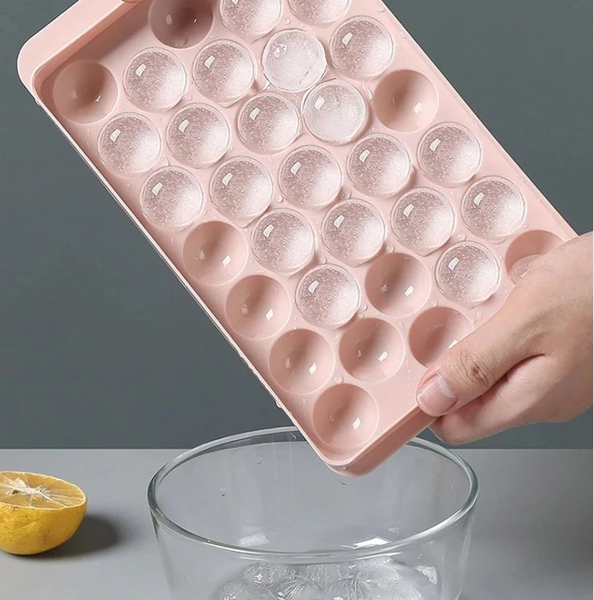 Ronde Ijsblokjesvorm Met Deksel - 2 Stuks - 66 Perfect Ronde Mini Ijsblokjes - Roze - ø 1,5cm - Stofvrij - Plooibaar - Bioplastic - Ice Cube - Makkelijk Te Vullen - Zonder Morsen - Afbeelding 6