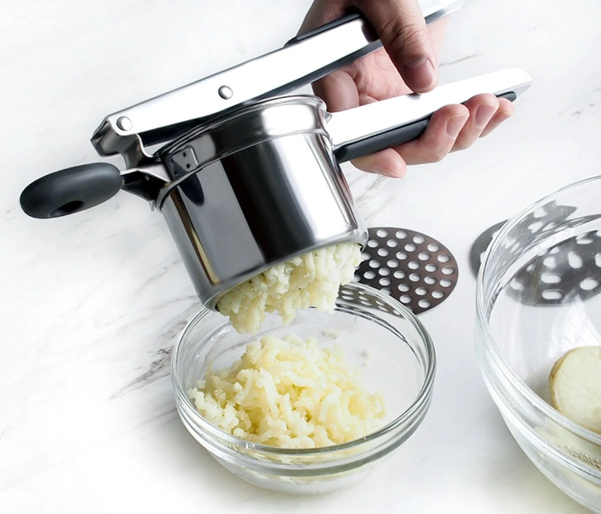 YUGN Aardappelpers Pureeknijper - Pureestamper - RVS - Inclusief 3 Verschillende Structuur Schijven - Cadeau Tip - Afbeelding 5