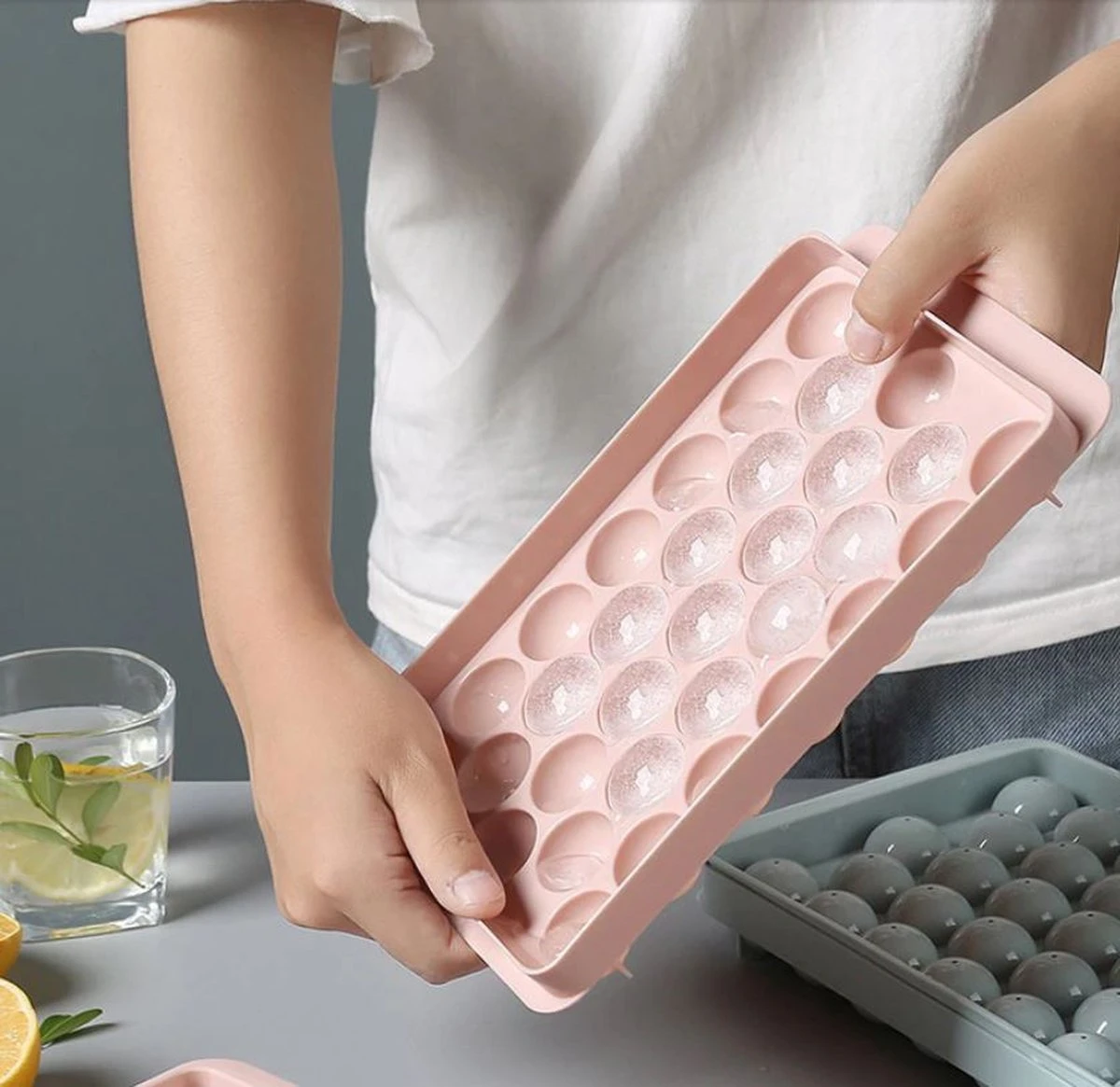 Ronde Ijsblokjesvorm Met Deksel - 2 Stuks - 66 Perfect Ronde Mini Ijsblokjes - Roze - ø 1,5cm - Stofvrij - Plooibaar - Bioplastic - Ice Cube - Makkelijk Te Vullen - Zonder Morsen - Afbeelding 2