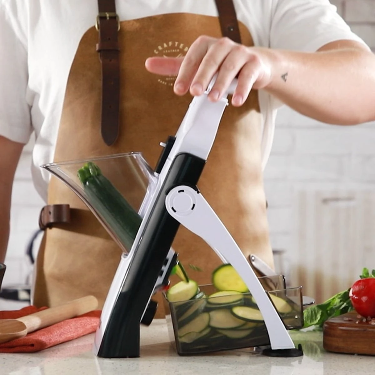 Livington TurboCut Universele Snijmachine - Groentesnijmachine Met 3 Messtanden Voor Dikke Of Fijne Plakjes - Rasp Met Snijdikte Tot 8 Mm - Vaatwasmachinebestendig - Snijmachine Met... - Afbeelding 3