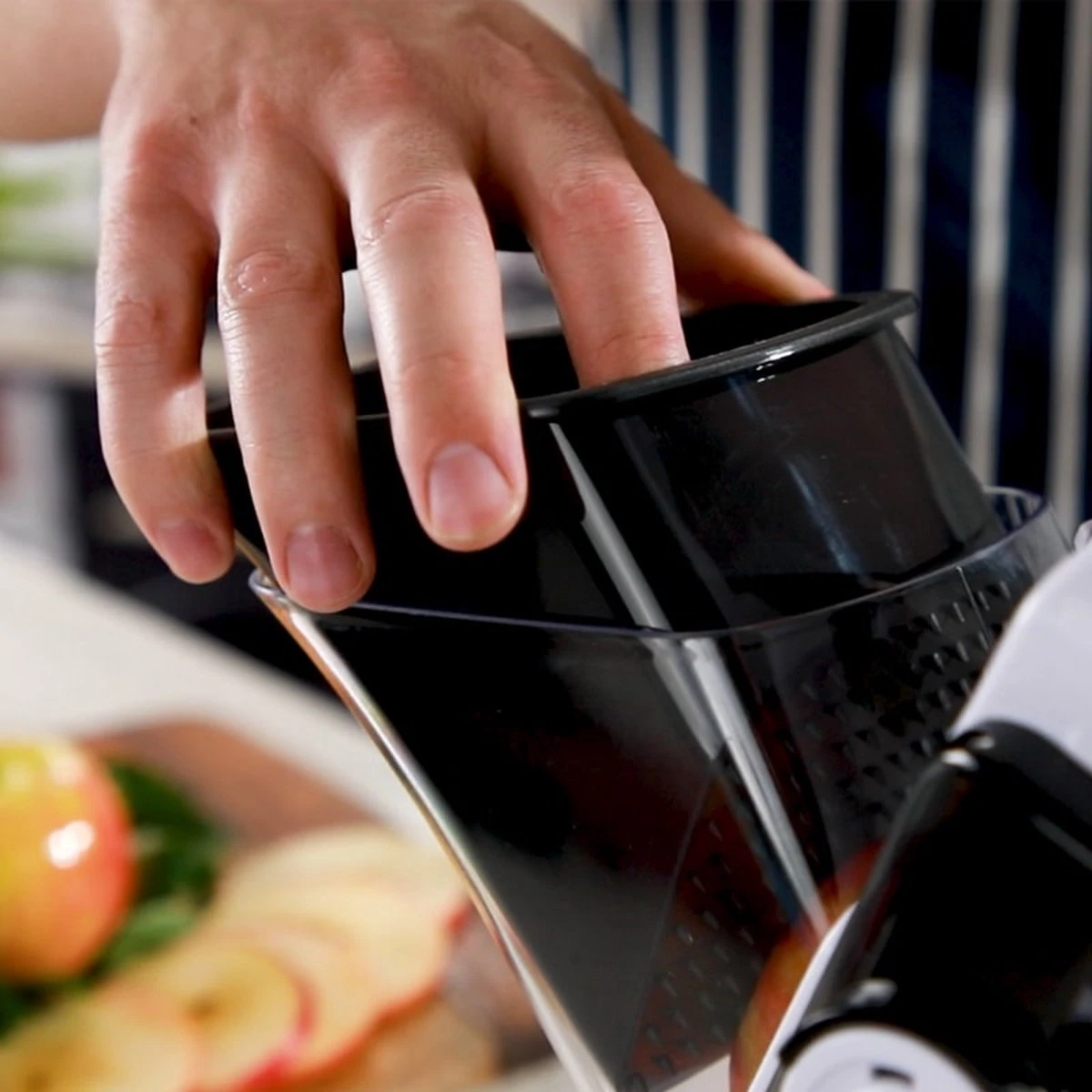 Livington TurboCut Universele Snijmachine - Groentesnijmachine Met 3 Messtanden Voor Dikke Of Fijne Plakjes - Rasp Met Snijdikte Tot 8 Mm - Vaatwasmachinebestendig - Snijmachine Met... - Afbeelding 4