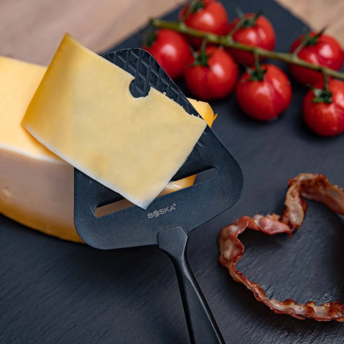 Boska Kaasschaaf Monaco+ Dark - Design Kaasschaaf - Kaasschaaf Voor Harde Kaas - Kaasschaaf Donker - RVS - Vaatwasserbestendige Kaasschaaf - Cadeautip - Keukengerei - Keuken Accessoires - 10 Jaar Garantie - Afbeelding 6
