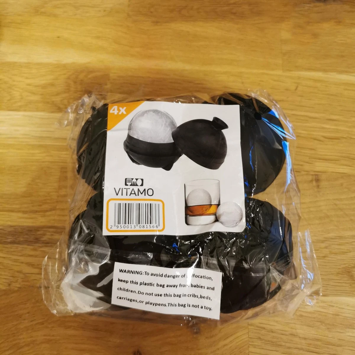 VITAMO Perfecte IJsballen Set Van 4 STUKS - Grote Whiskey IJsballenvorm - Ronde Whisky Stones - IJsklontjes - Cocktails - Frisdrank - Lekvrij - Siliconen - IJsblokjesvorm - Ø 6 Cm Groot - Zwart - Cadeau Tip - Afbeelding 7