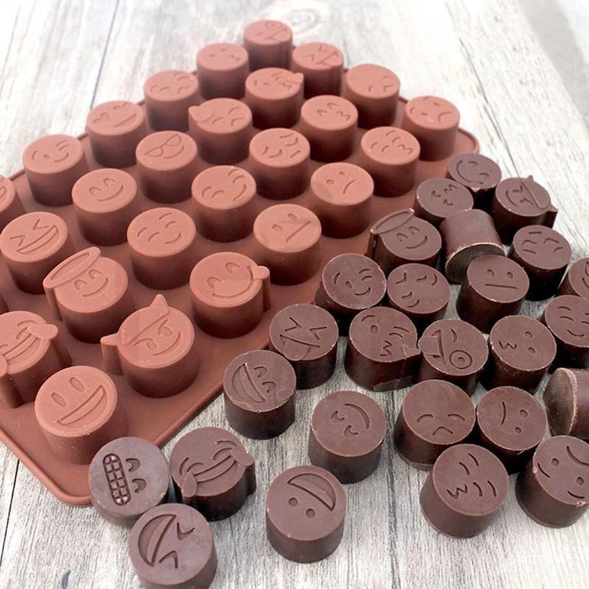 Merkloos Duo Pakket Ijsblokjes - 2 Stuks Chocoladevorm Voor Emoji - Grappige Gezichtjes Vorm - Emoticons Mal - Siliconen Emoji Mal - Holy Moldy - Afbeelding 4