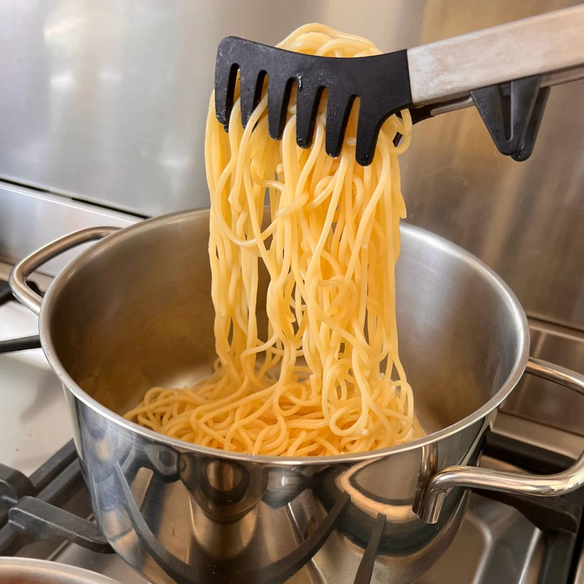 KitchenLove Vleestang - BBQ Tang - Serveertang - Keukentang - Spaghettitang - Pastatang - 30 CM - Roestvrijstaal RVS & Siliconen - Zwart - Afbeelding 6