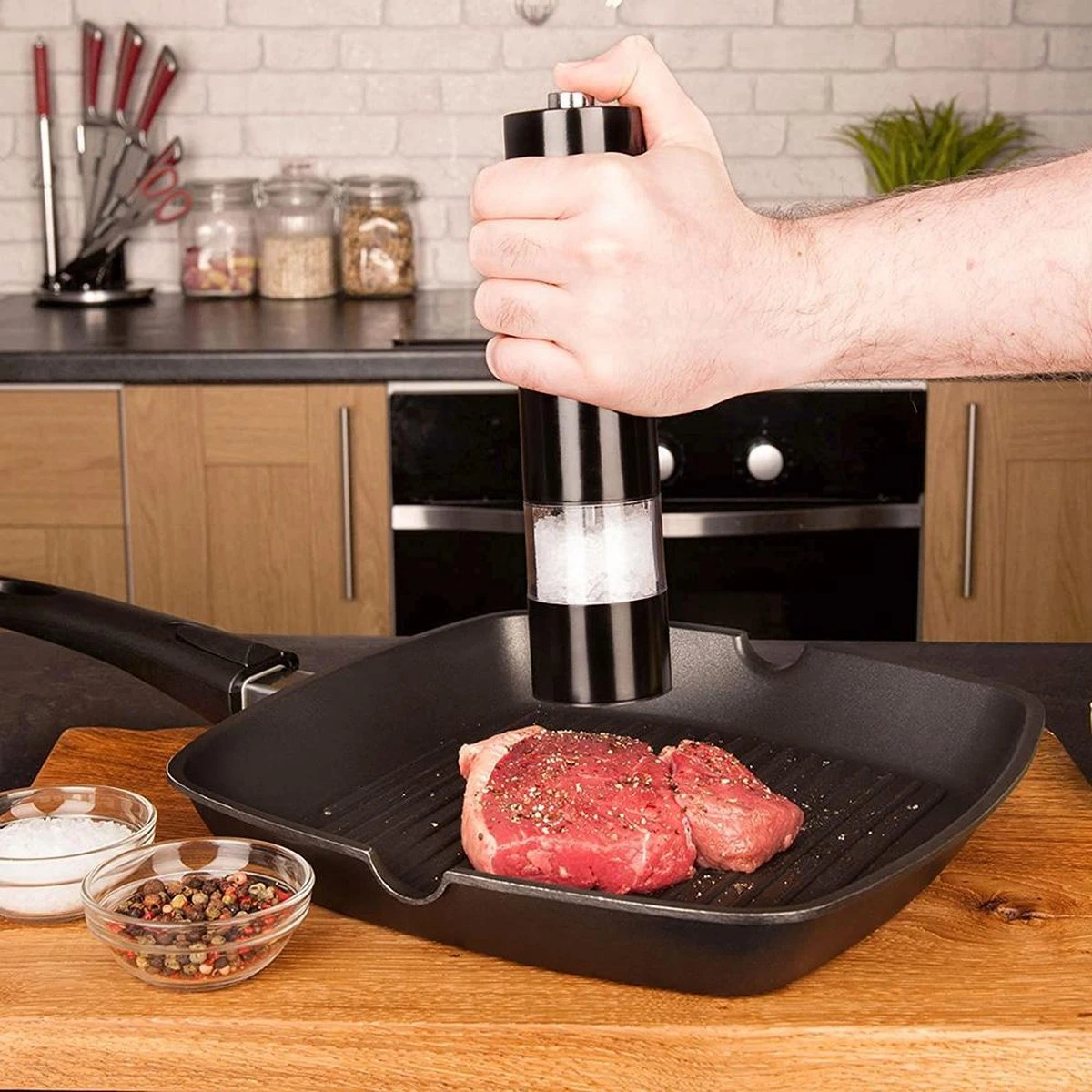 Allkinds Elektrische Peper En Zoutmolen Set - Peper En Zoutstel Elektrisch - Keukengerei - Batterij - Lichtgevend - RVS - Mat Zwart - Afbeelding 6