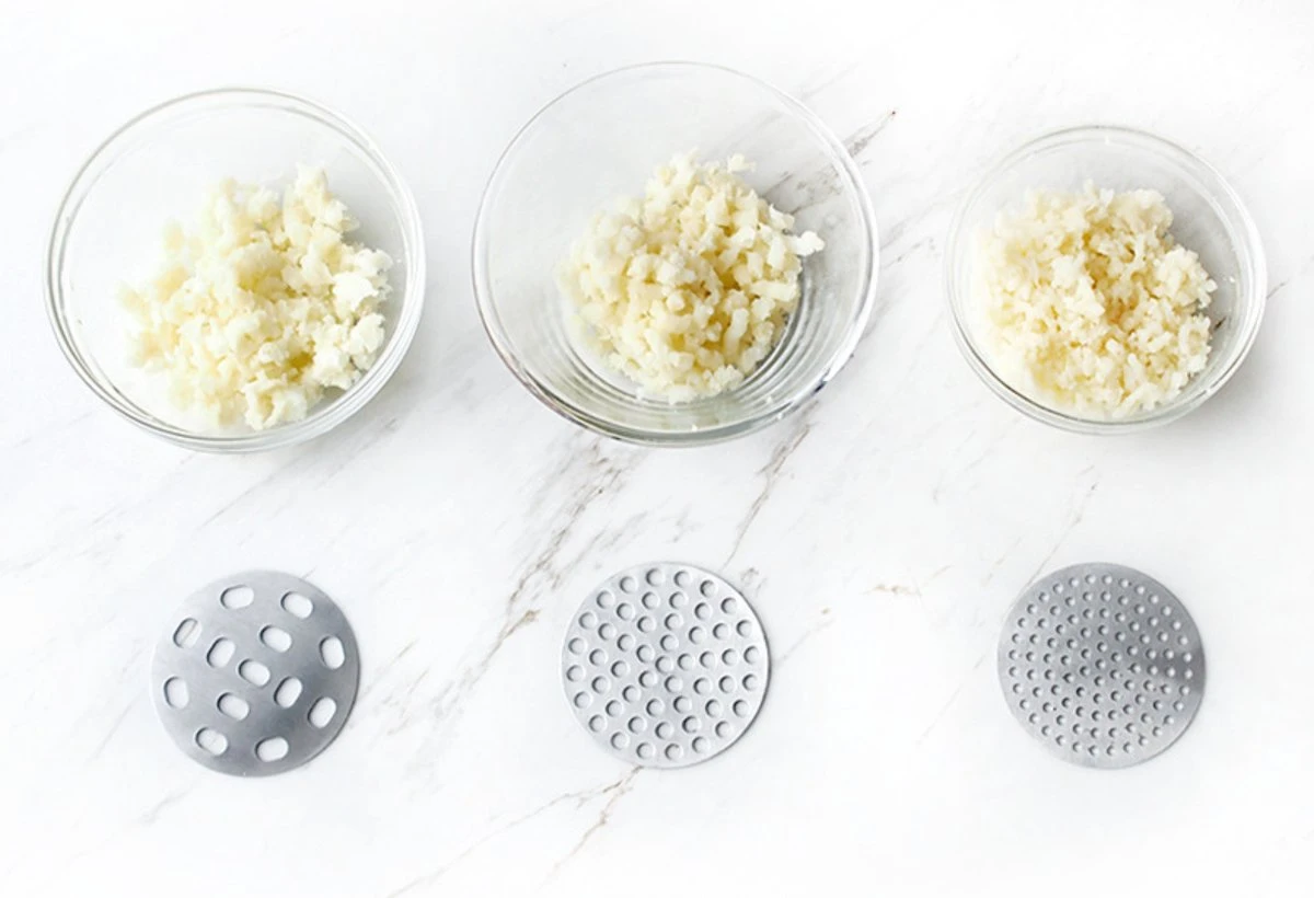 YUGN Aardappelpers Pureeknijper - Pureestamper - RVS - Inclusief 3 Verschillende Structuur Schijven - Cadeau Tip - Afbeelding 4