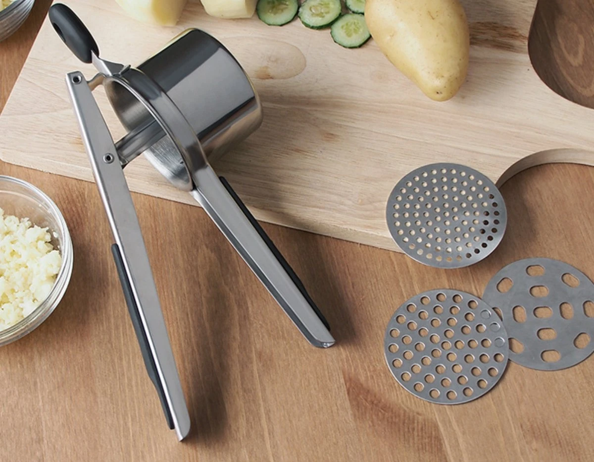 YUGN Aardappelpers Pureeknijper - Pureestamper - RVS - Inclusief 3 Verschillende Structuur Schijven - Cadeau Tip - Afbeelding 6