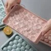 Ronde Ijsblokjesvorm Met Deksel - 2 Stuks - 66 Perfect Ronde Mini Ijsblokjes - Roze - ø 1,5cm - Stofvrij - Plooibaar - Bioplastic - Ice Cube - Makkelijk Te Vullen - Zonder Morsen